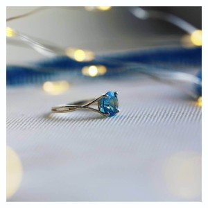 Серебряное кольцо с топазом swiss blue и огранкой concave