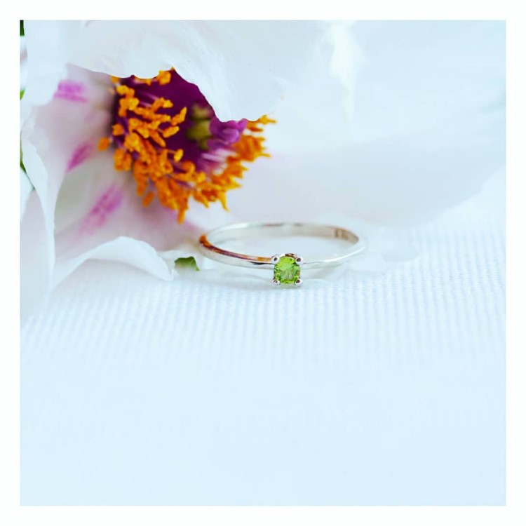 Серебряное кольцо с зелёным фианитом