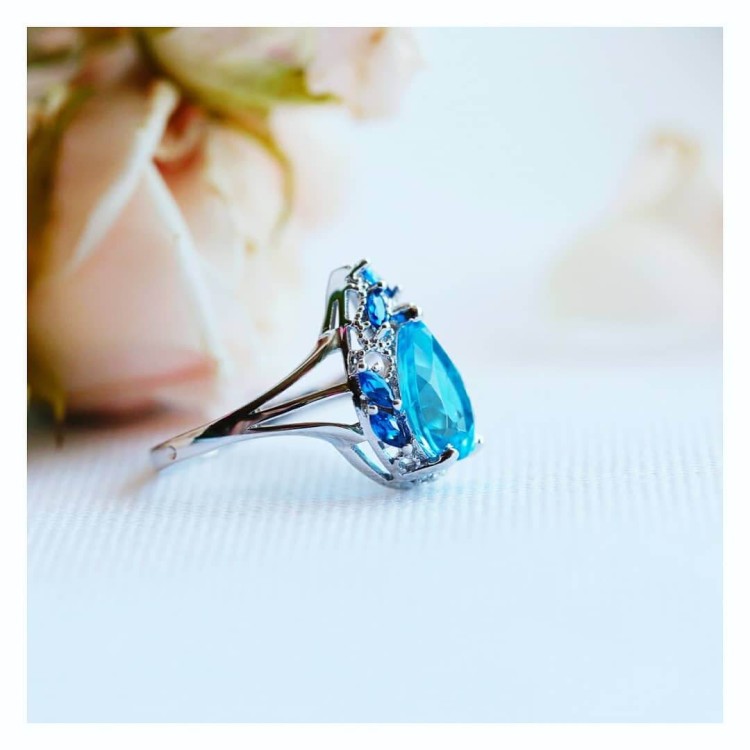 Серебряное кольцо с топазом swiss blue и кварцем