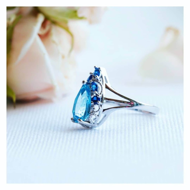Серебряное кольцо с топазом swiss blue и кварцем
